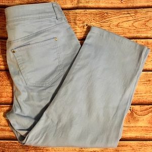 Like New Chico’s Size 1 Light Blue Capri Crop Jean